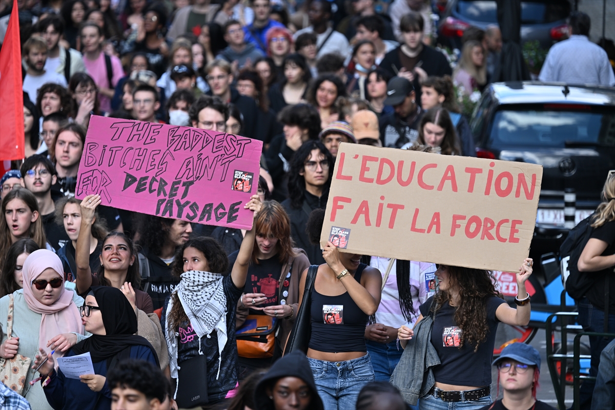 Brüksel'de öğrenciler eğitim ücretlerindeki artışı protesto etti