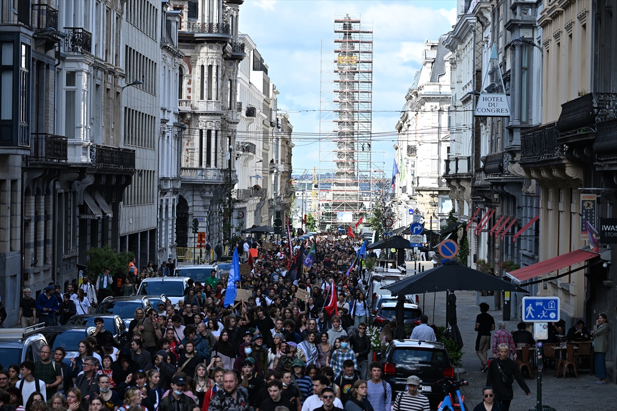 Brüksel'de öğrenciler eğitim ücretlerindeki artışı protesto etti