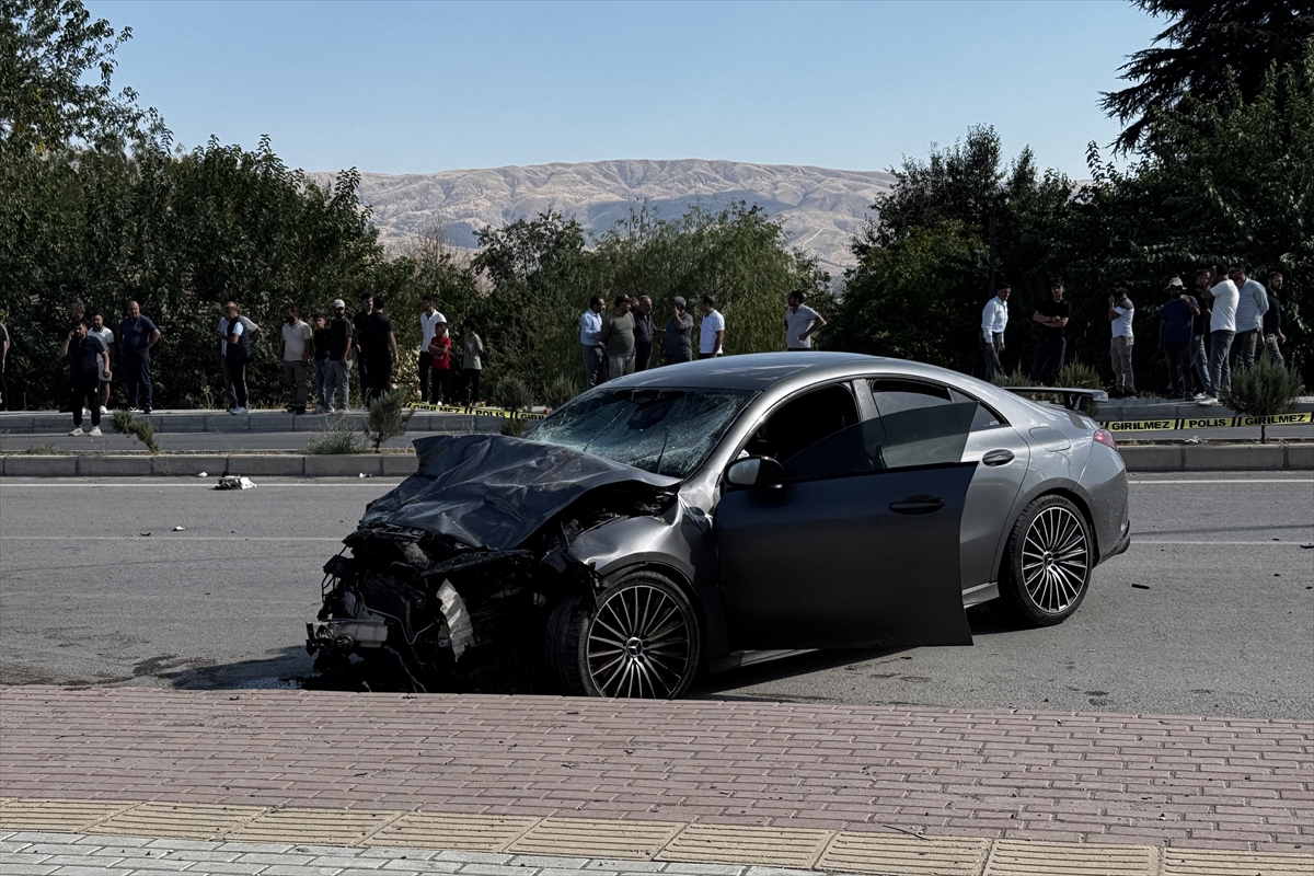 Elazığ'da İki Otomobil Çarpıştı: 2 Kişi Hayatını Kaybetti, 2 Yaralı