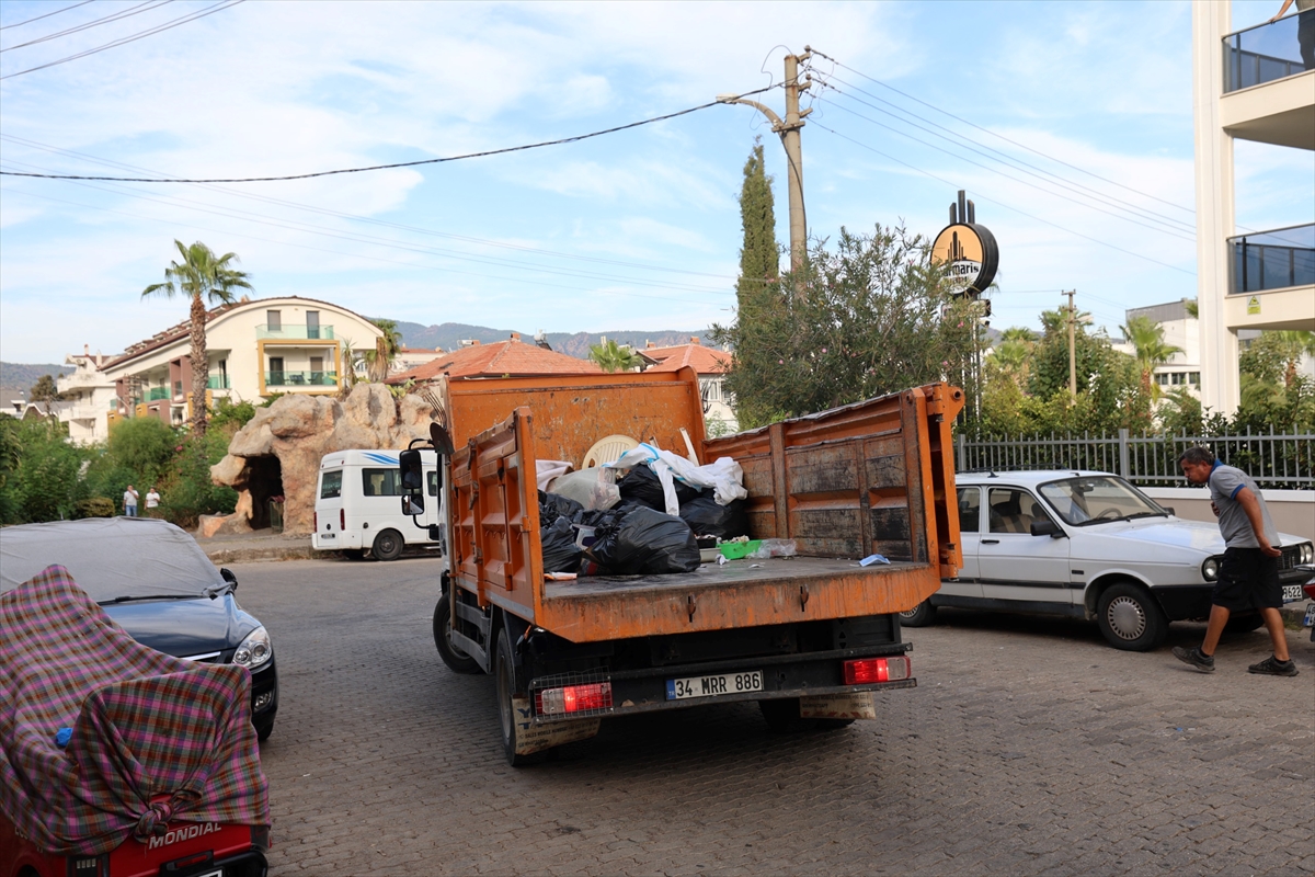 Marmaris'te 75 yaşındaki kadının evinden bir kamyon atık çıkarıldı