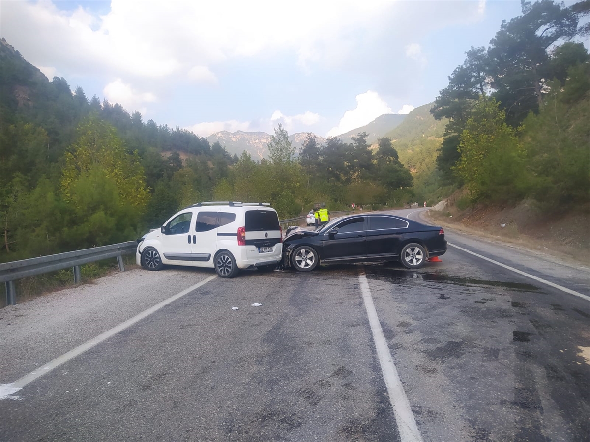 Adana'da trafik kazası: Hafif ticari araç çarpıştı, 3 yaralı