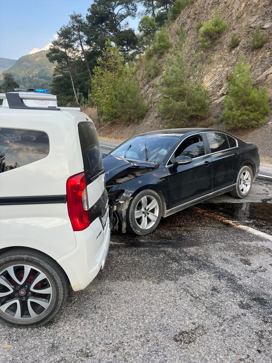 Adana'da trafik kazası: Hafif ticari araç çarpıştı, 3 yaralı
