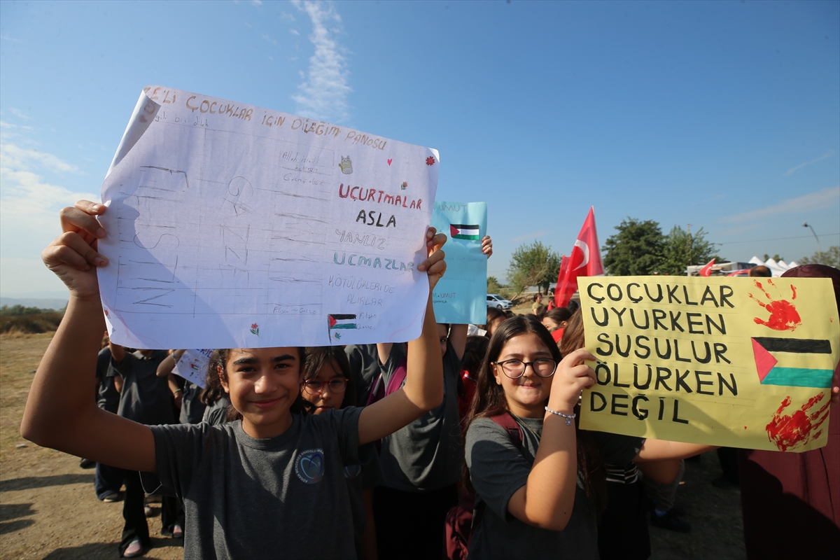 Aydın'da Gazzeli çocuklar için umut uçurtmaları havalandı