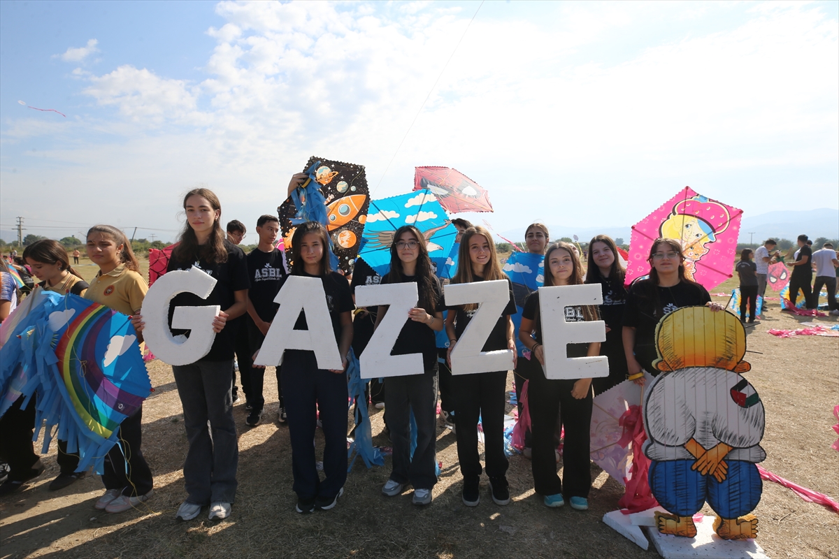 Aydın'da Gazzeli çocuklar için umut uçurtmaları havalandı