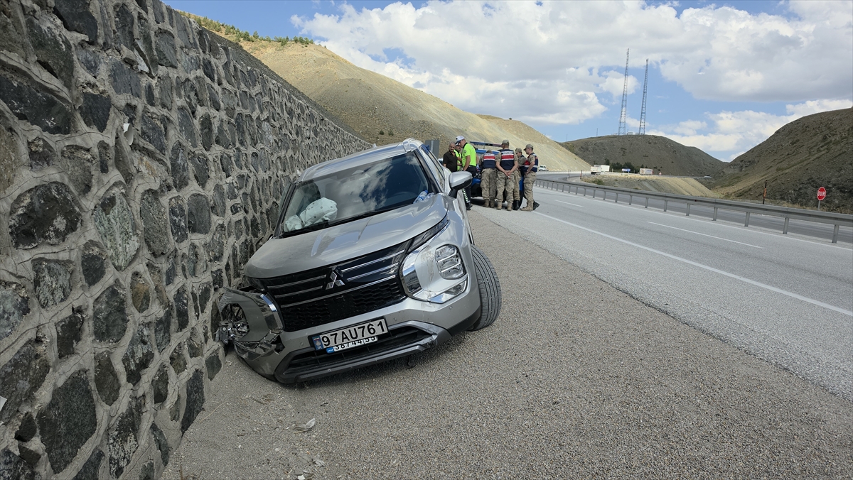Erzincan'da SUV aracın istinat duvarına çarpması sonucu 3 kişi yaralandı
