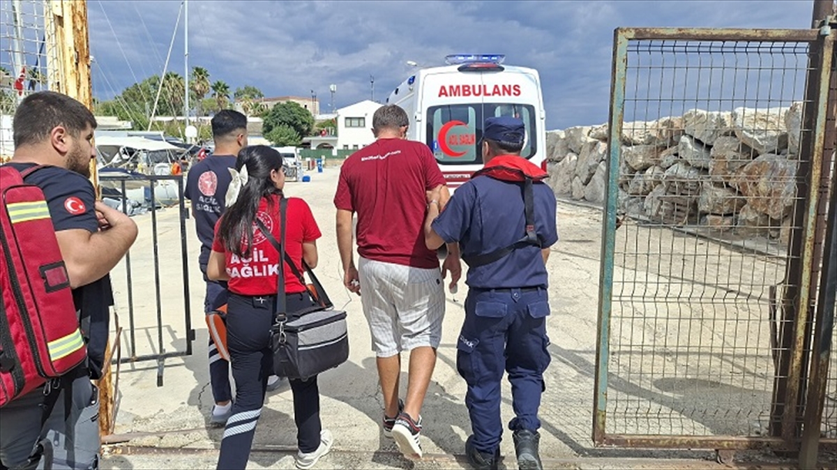 Muğla Datça açıklarında gezi teknesinde yaralı tahliyesi