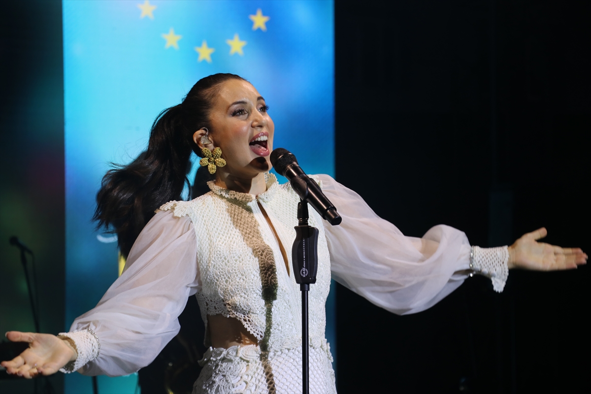 Karsu, Hatay'da AB dayanışma konserinde sahne aldı