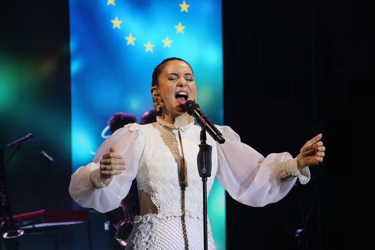 Karsu, Hatay'da AB dayanışma konserinde sahne aldı