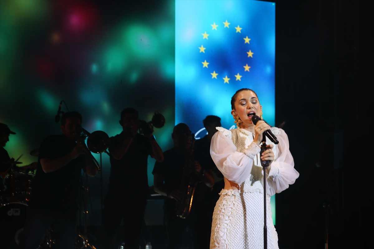 Karsu, Hatay'da AB dayanışma konserinde sahne aldı