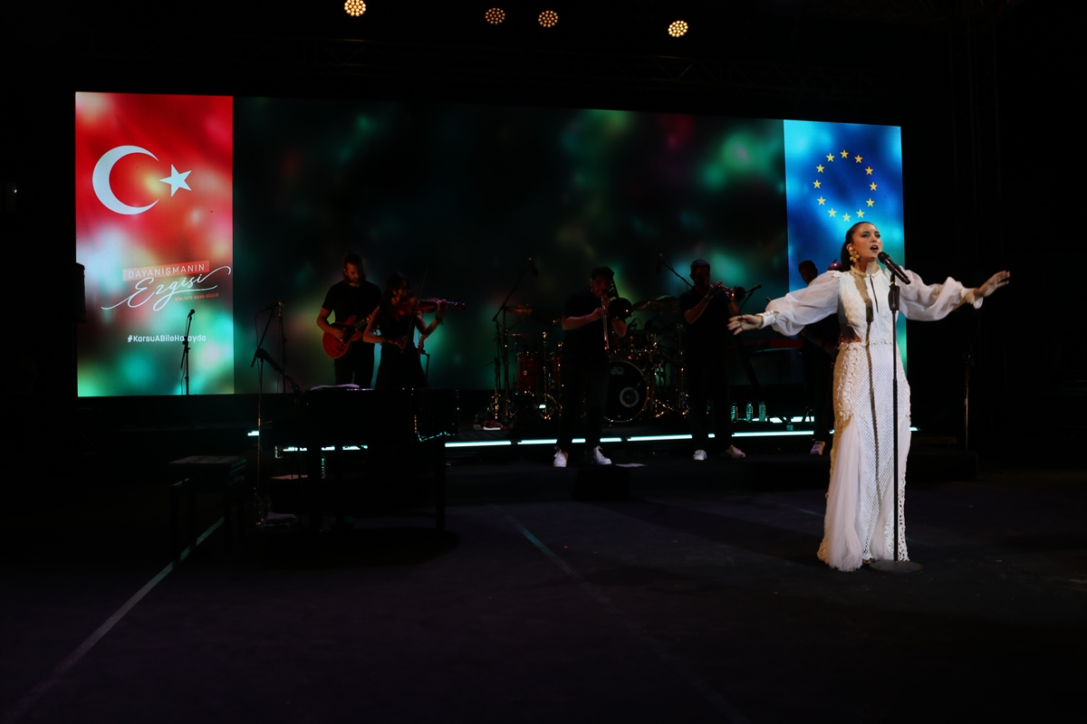 Karsu, Hatay'da AB dayanışma konserinde sahne aldı