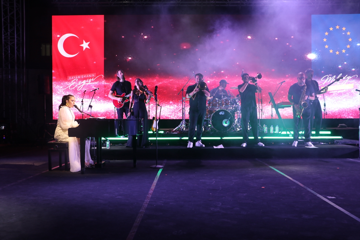 Karsu, Hatay'da AB dayanışma konserinde sahne aldı