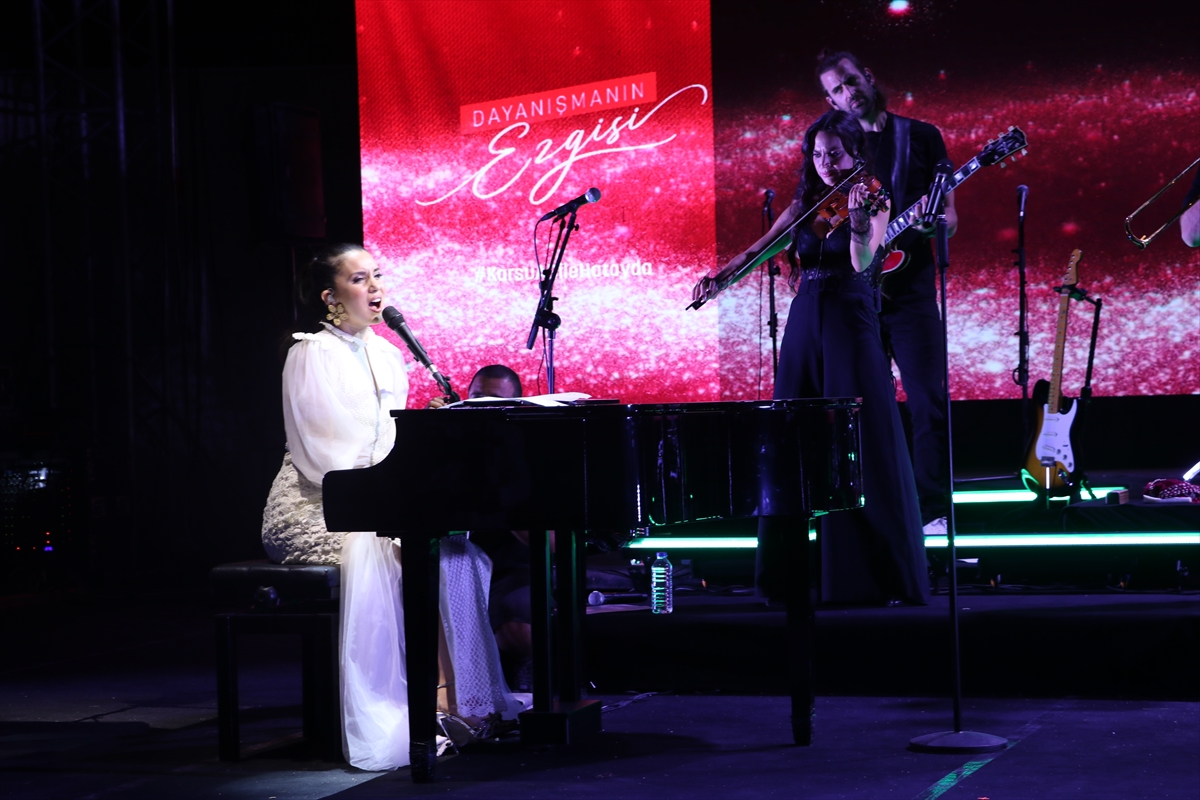 Karsu, Hatay'da AB dayanışma konserinde sahne aldı