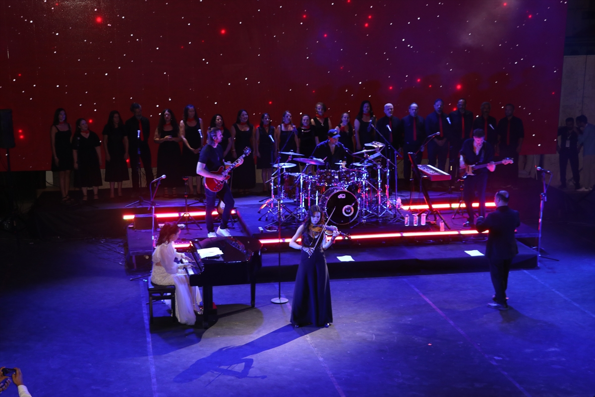 Karsu, Hatay'da AB dayanışma konserinde sahne aldı