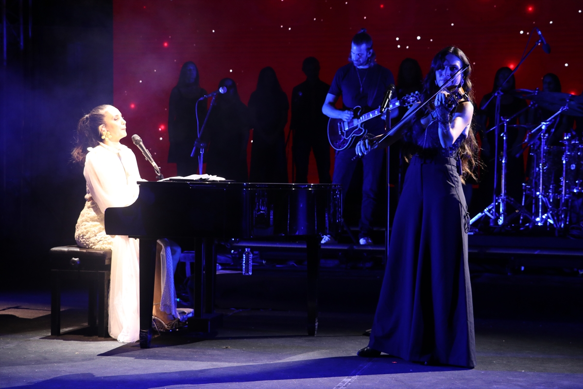 Karsu, Hatay'da AB dayanışma konserinde sahne aldı