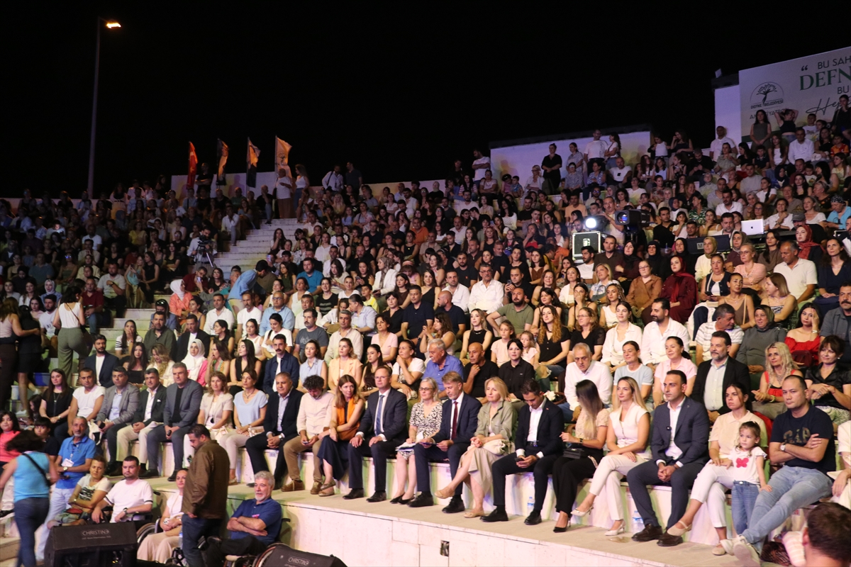 Karsu, Hatay'da AB dayanışma konserinde sahne aldı