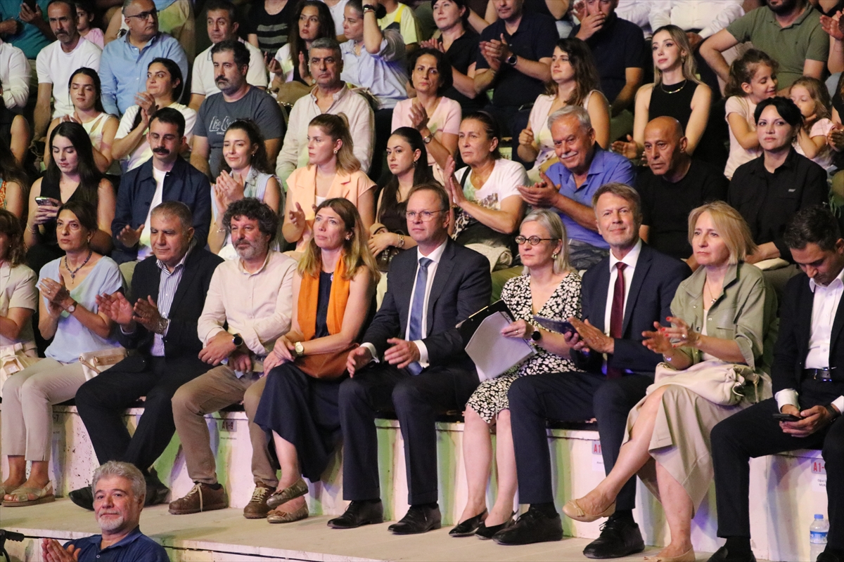 Karsu, Hatay'da AB dayanışma konserinde sahne aldı