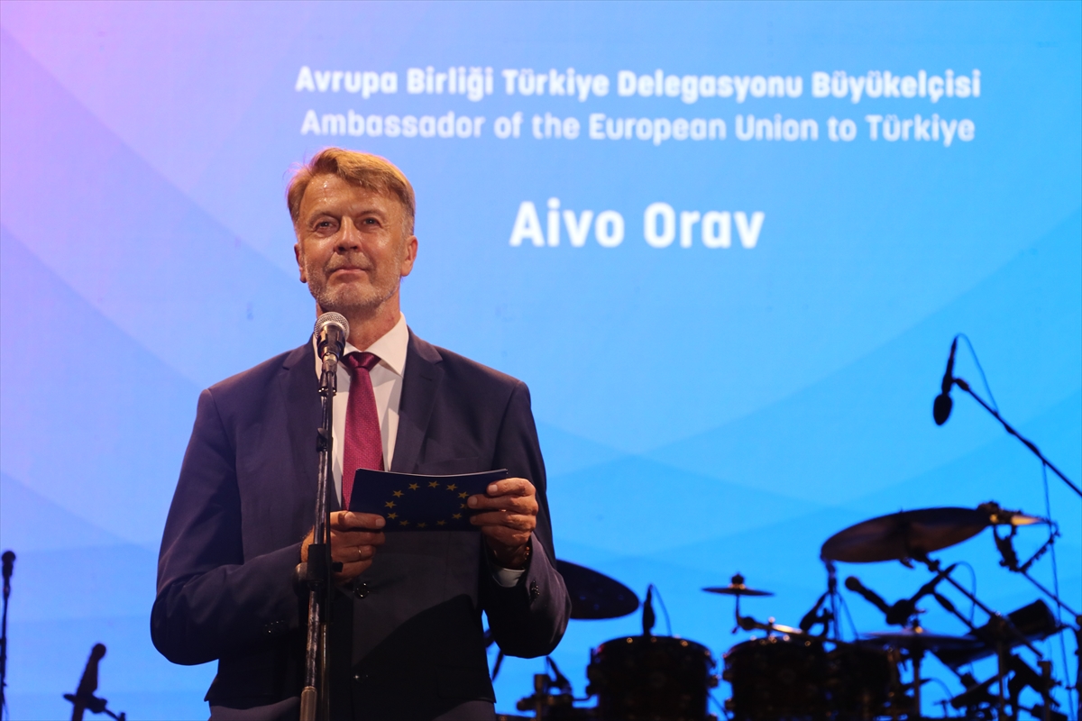 Karsu, Hatay'da AB dayanışma konserinde sahne aldı