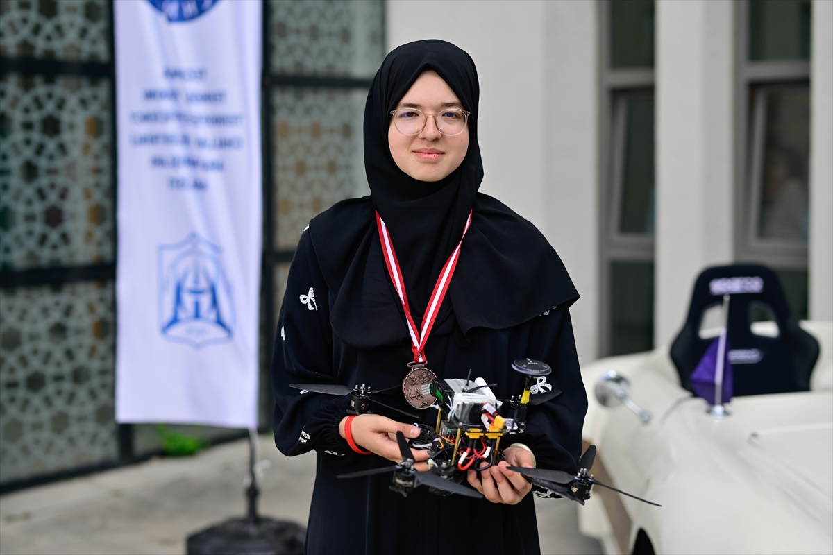 Kadıköy AİHL kızları TEKNOFEST dron yarışmasında üçüncü