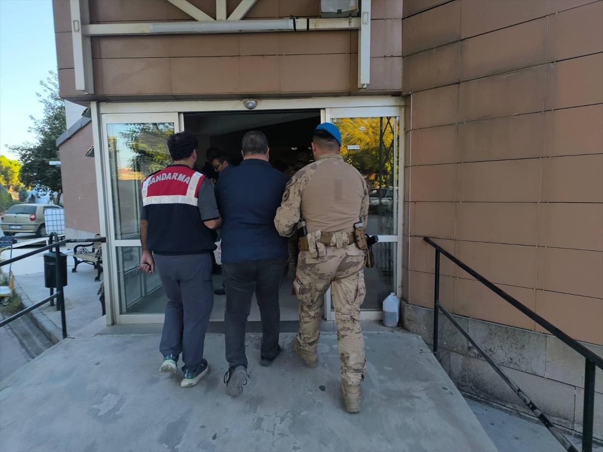 İzmir'de FETÖ operasyonunda yakalanan 3 zanlı tutuklandı