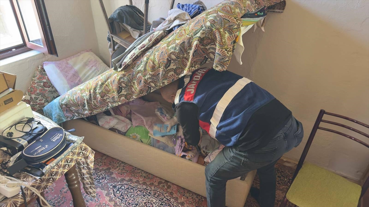 İzmir'de FETÖ operasyonunda yakalanan 3 zanlı tutuklandı