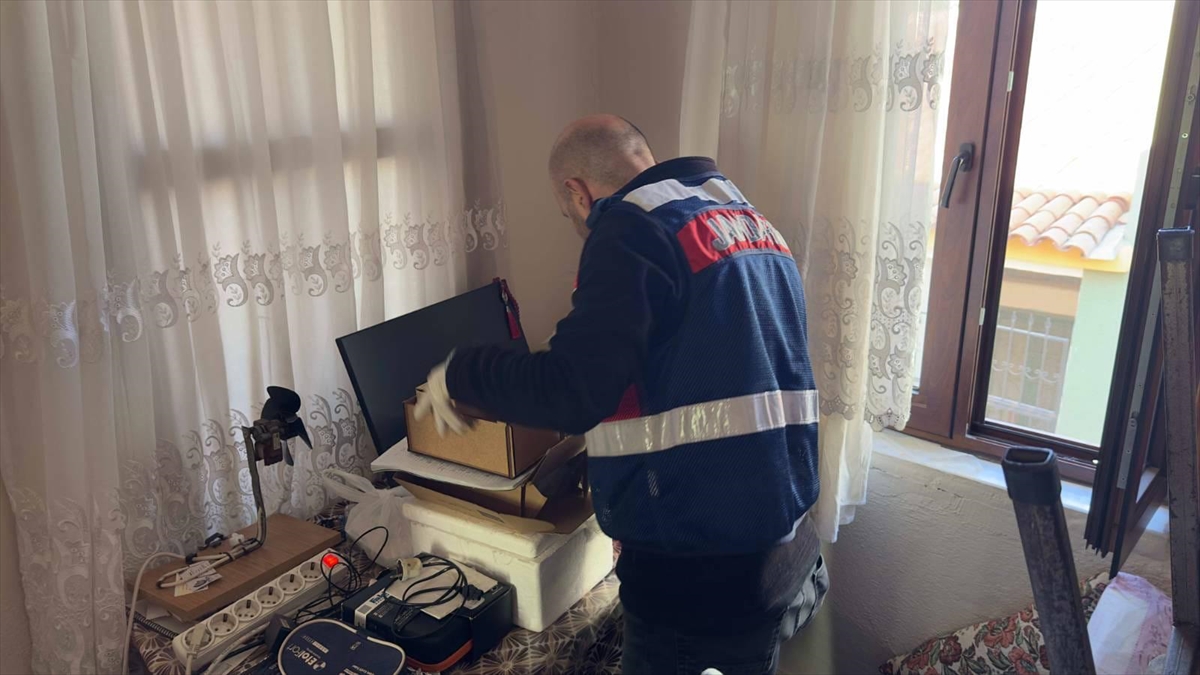 İzmir'de FETÖ operasyonunda yakalanan 3 zanlı tutuklandı