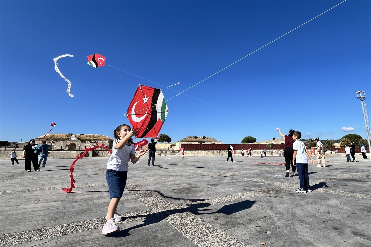 Çanakkale: Gazze'deki çocuklar için uçurtmalar uçuruldu