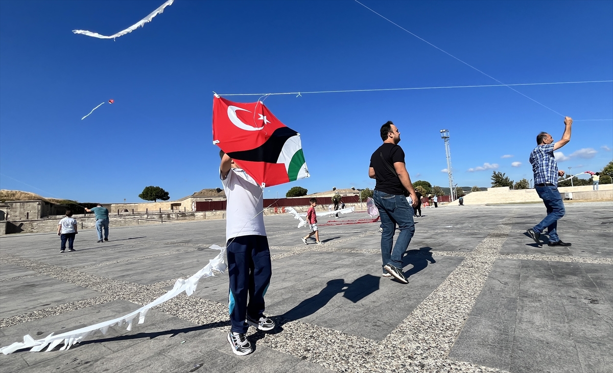 Çanakkale: Gazze'deki çocuklar için uçurtmalar uçuruldu