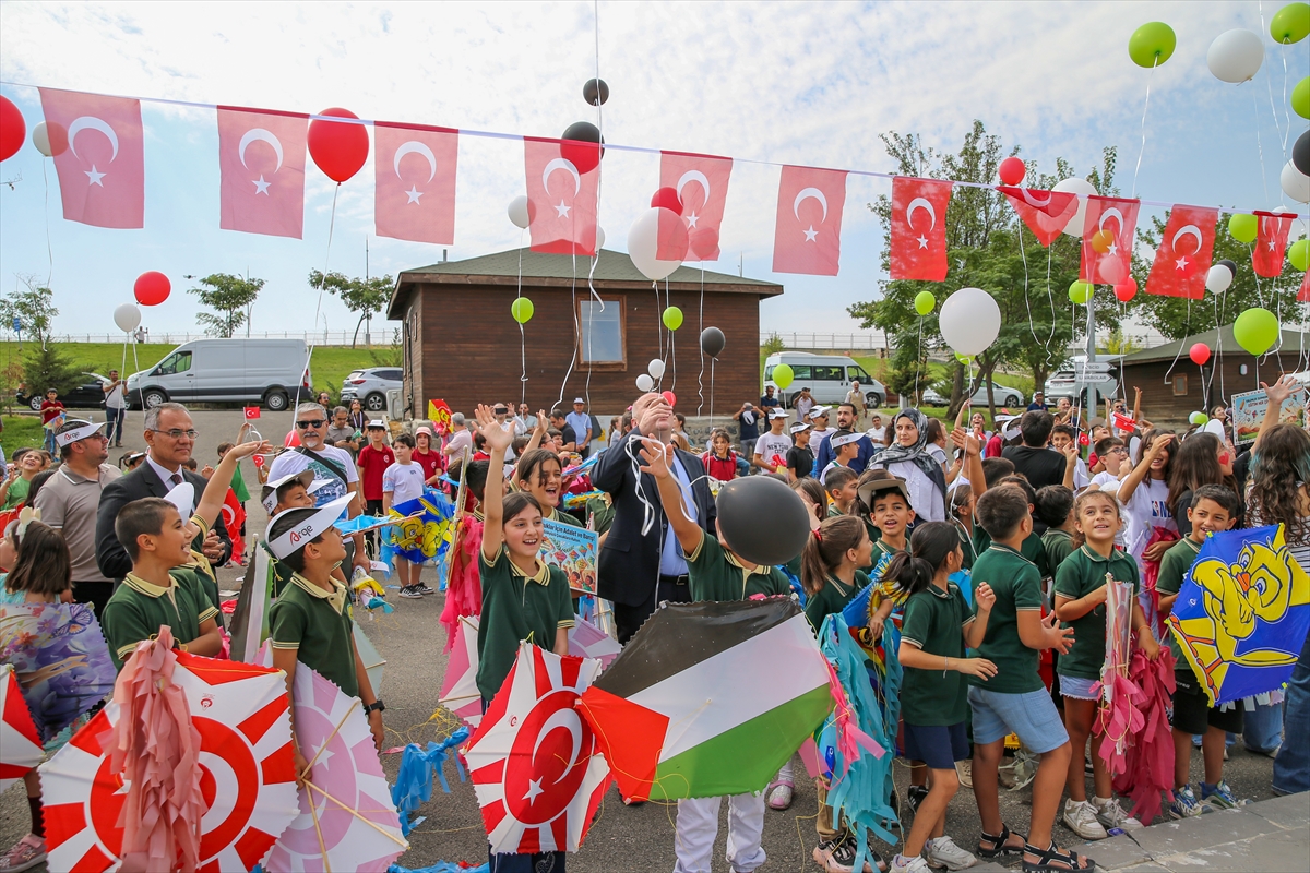Diyarbakır'da uçurtma ve balonlar Gazzeli çocuklar için gökyüzüne bırakıldı