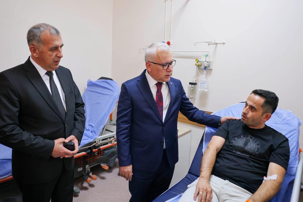 Sivas'ta kaza: Öğrenci servisi ile polis aracı çarpıştı