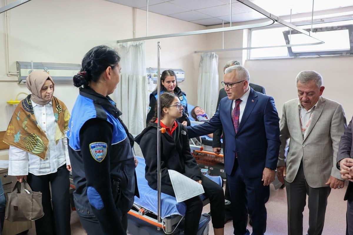 Sivas'ta kaza: Öğrenci servisi ile polis aracı çarpıştı