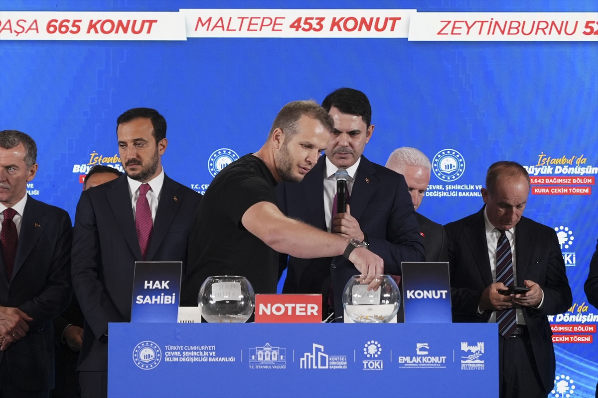 Bakan Kurum "İstanbul'da Büyük Dönüşüm 1642 Bağımsız Bölüm Kura Çekim Töreni"nde konuştu: