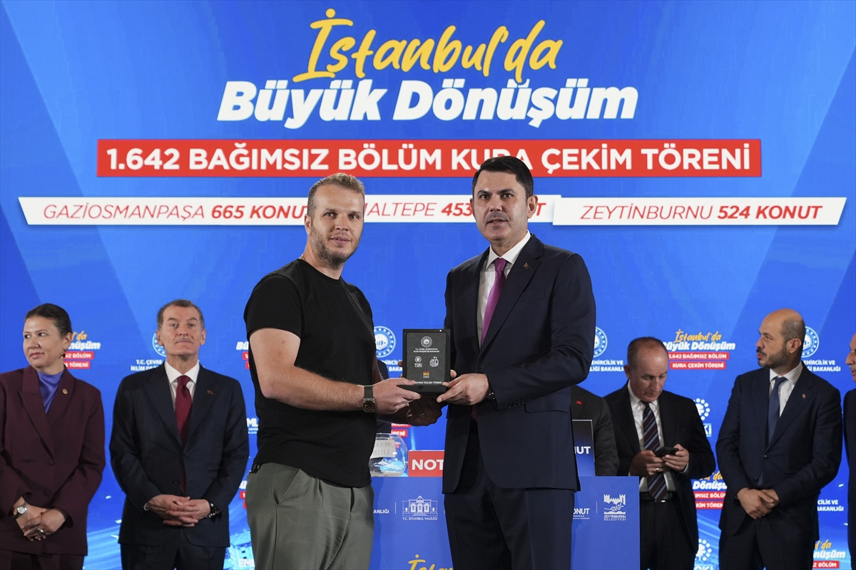 Bakan Kurum "İstanbul'da Büyük Dönüşüm 1642 Bağımsız Bölüm Kura Çekim Töreni"nde konuştu: