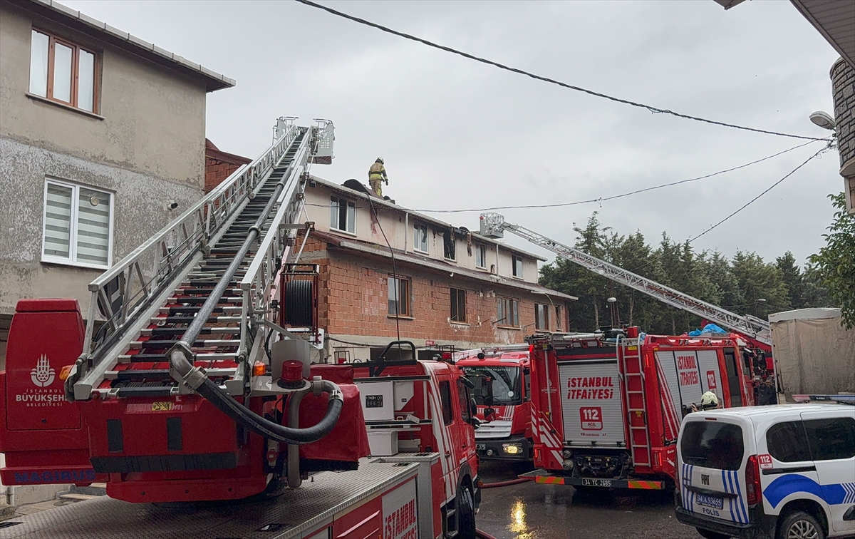 Sultanbeyli'de çatı yangını: Bir kişi dumandan etkilendi