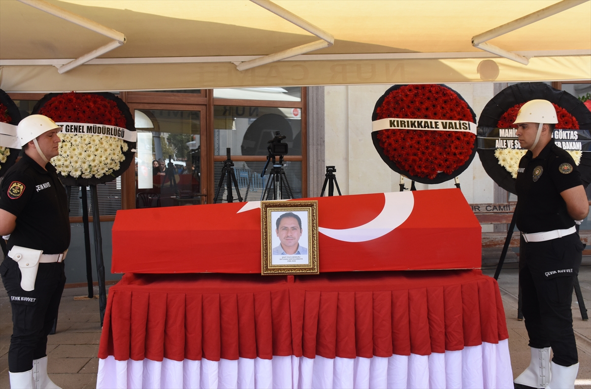 GÜNCELLEME 2 - Kırıkkale'de trafik kazasına müdahale eden polis, başka bir aracın çarpması sonucu şehit oldu