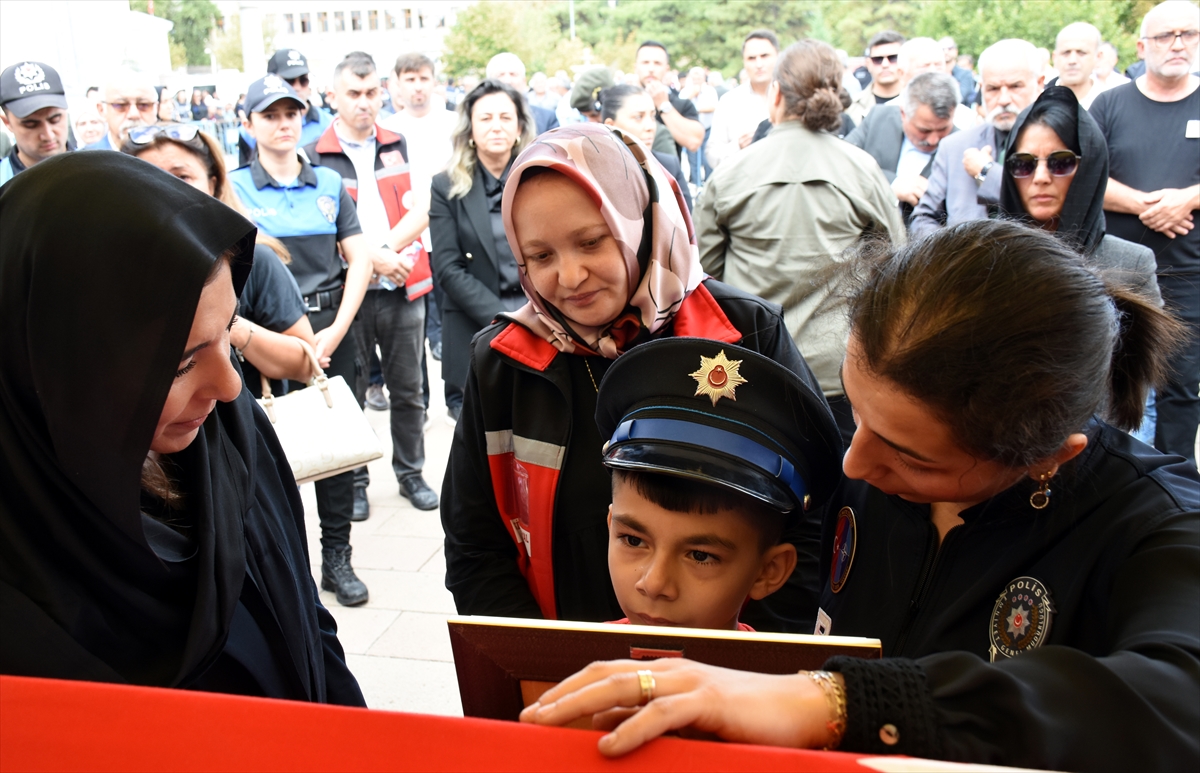 GÜNCELLEME 2 - Kırıkkale'de trafik kazasına müdahale eden polis, başka bir aracın çarpması sonucu şehit oldu