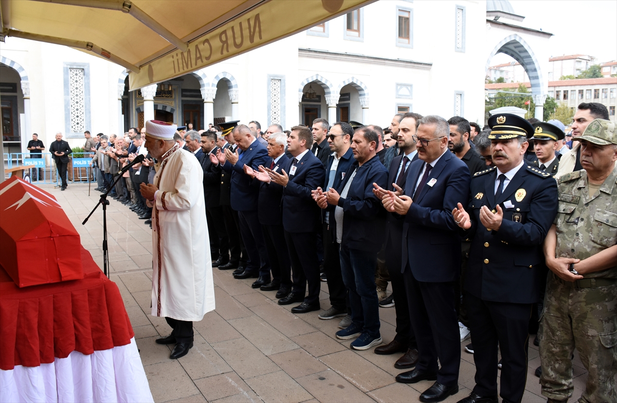 GÜNCELLEME 2 - Kırıkkale'de trafik kazasına müdahale eden polis, başka bir aracın çarpması sonucu şehit oldu