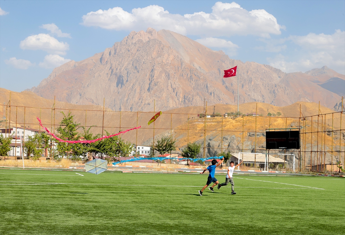 Hakkari'de uçurtmalar Gazzeli çocuklar için gökyüzüne bırakıldı