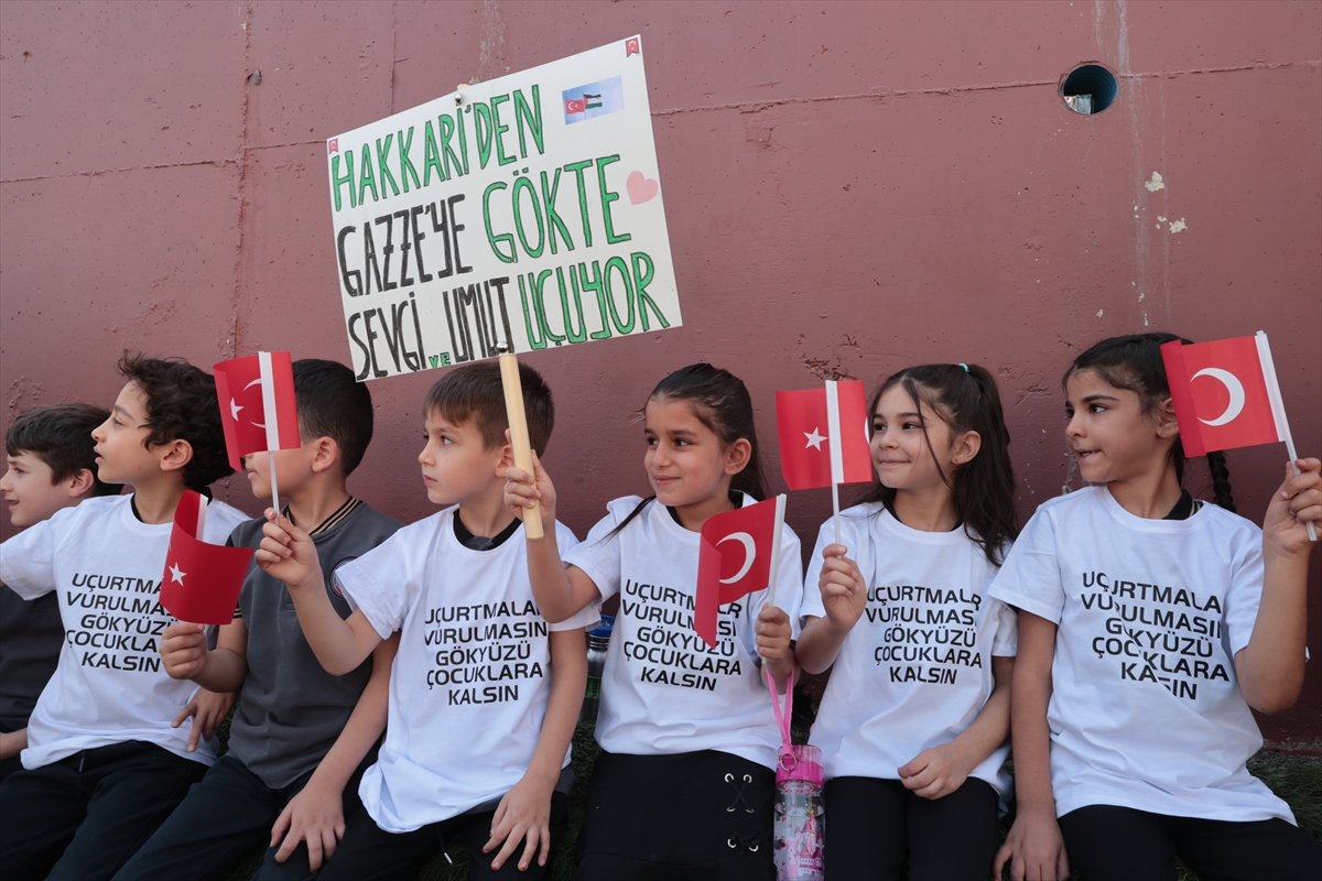 Hakkari'de uçurtmalar Gazzeli çocuklar için gökyüzüne bırakıldı