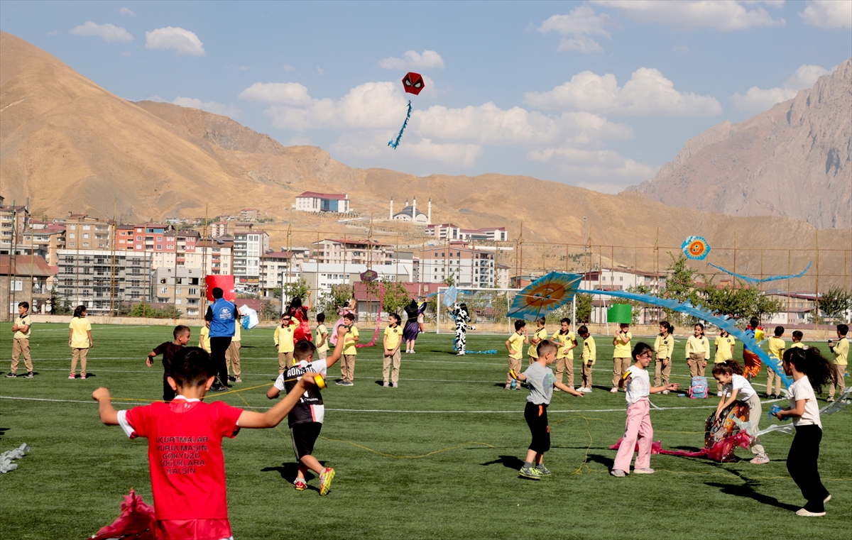 Hakkari'de uçurtmalar Gazzeli çocuklar için gökyüzüne bırakıldı