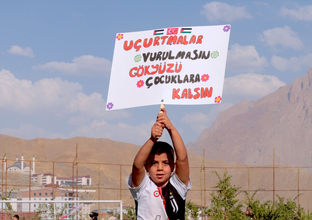 Hakkari'de uçurtmalar Gazzeli çocuklar için gökyüzüne bırakıldı