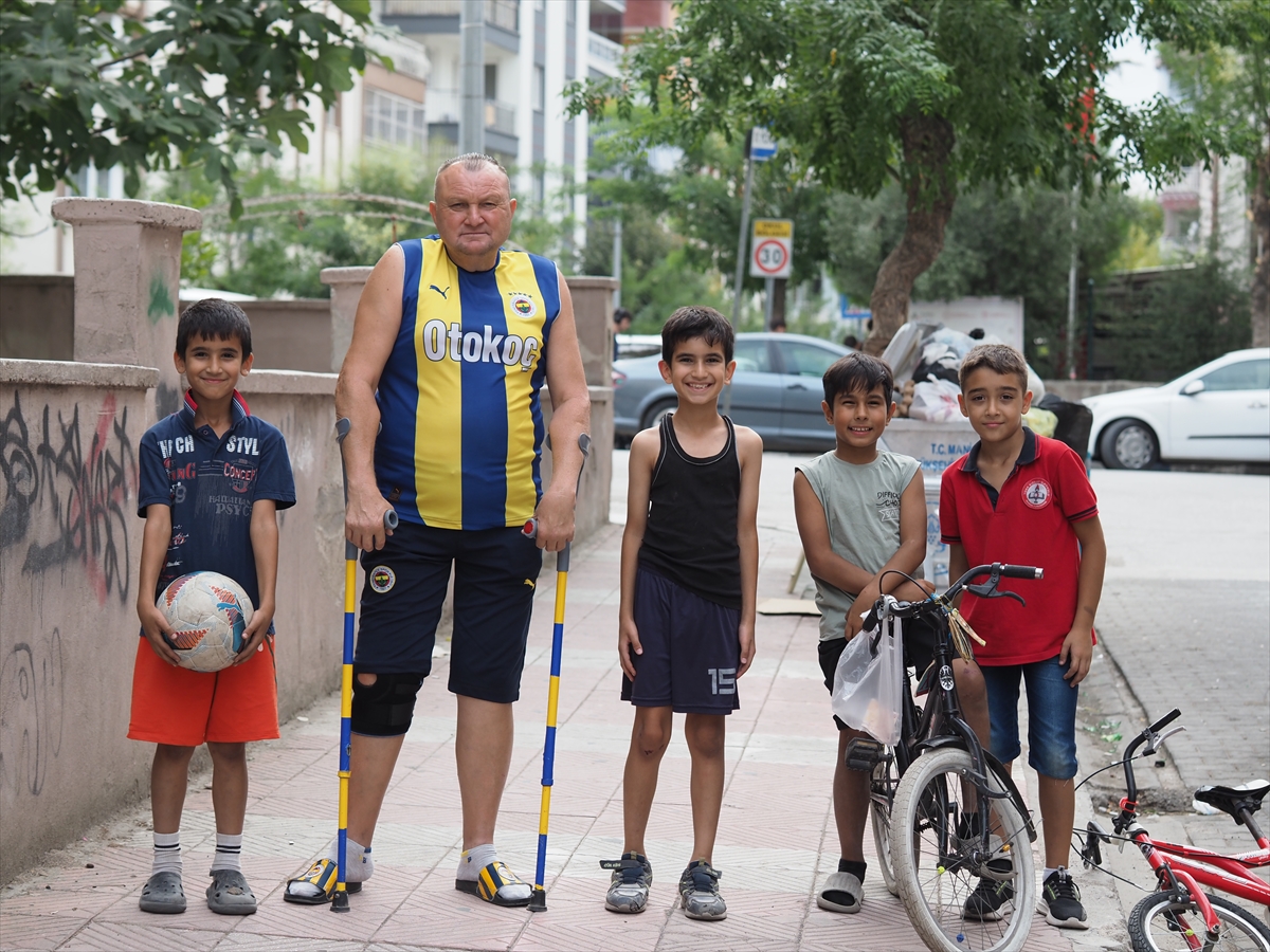 Selahattin Akçin: 55 yıldır Fenerbahçe tutkusunu giyiyor
