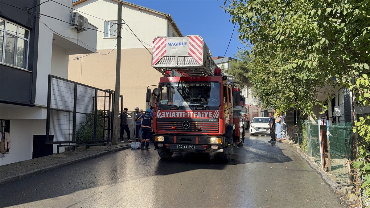 Tuzla'da binanın çatısında çıkan yangın söndürüldü