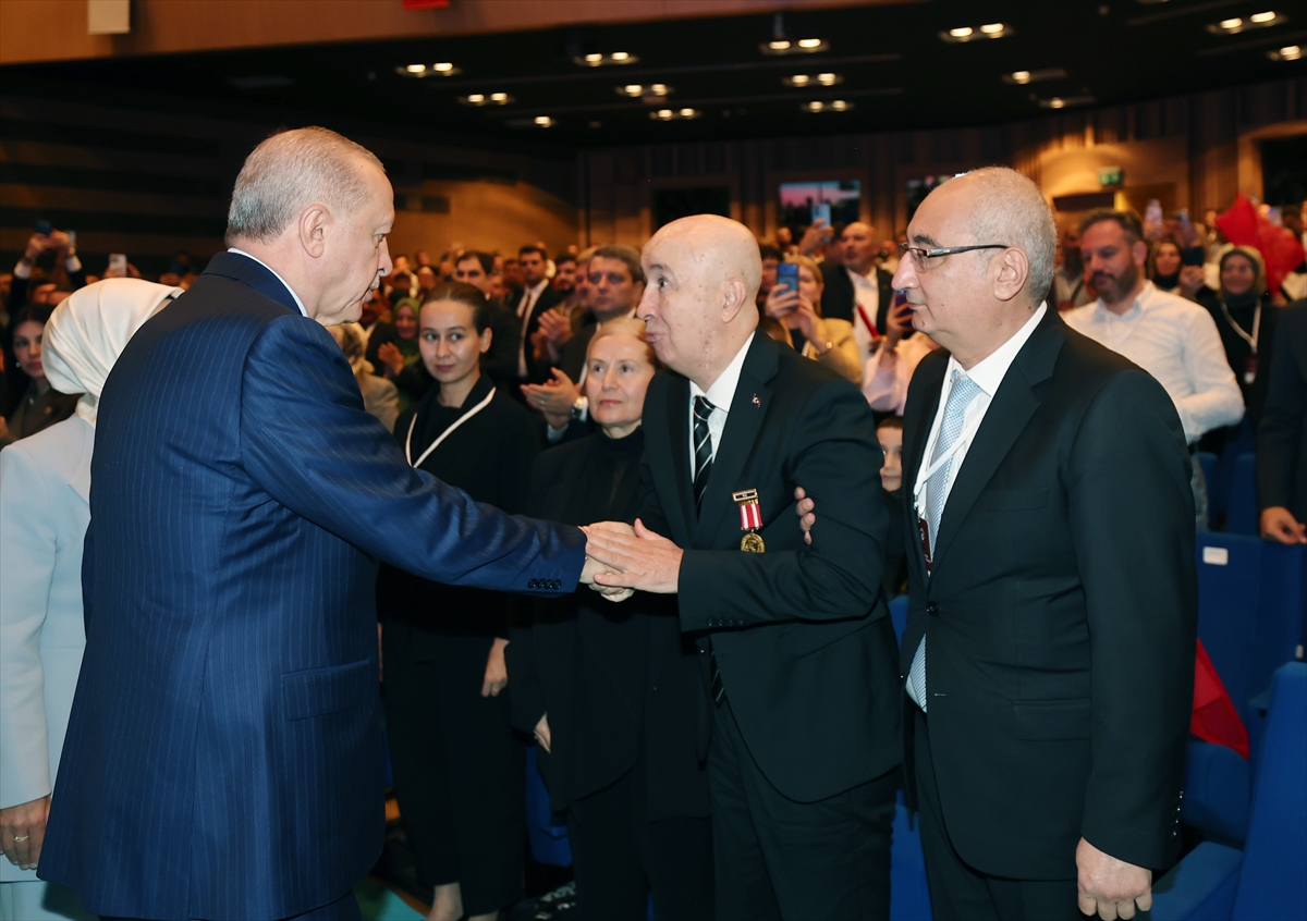 Cumhurbaşkanı Erdoğan, "Şehit Yakınları, Gazi ve Gazi Yakınlarımızın Kamu Kurumlarına Yerleştirilmesi Kura Töreni"nde konuştu: (1)