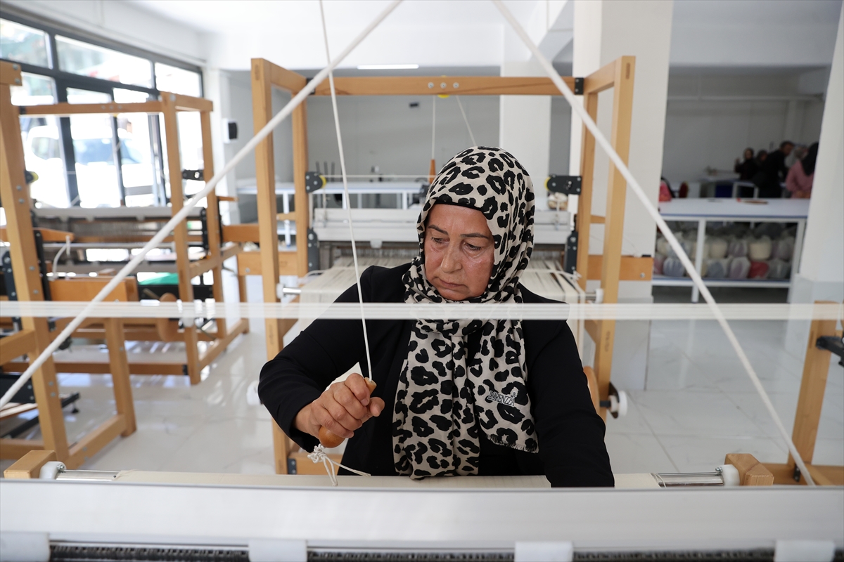 Kenevir lifleri kadınların ellerinde katma değerli ürünlere dönüşüyor