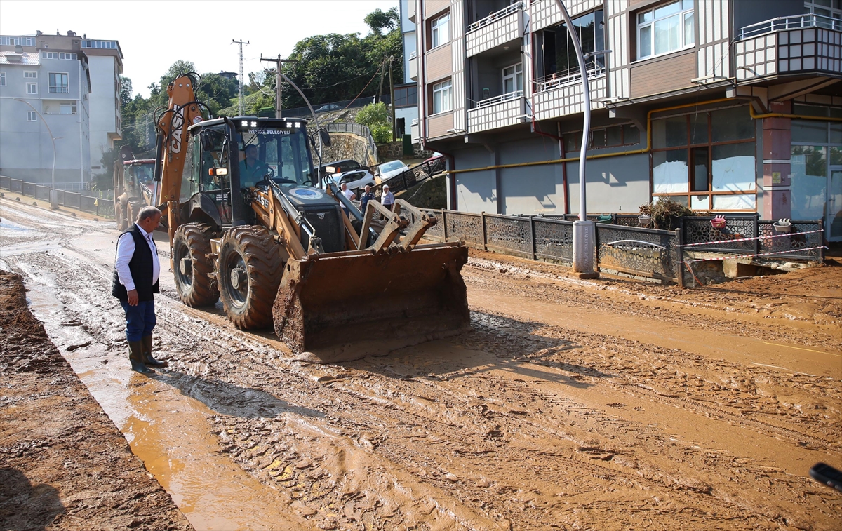 İyidere Belediye Başkanı Saffet Mete: Selde 12 araç, 21 iş yeri zarar gördü
