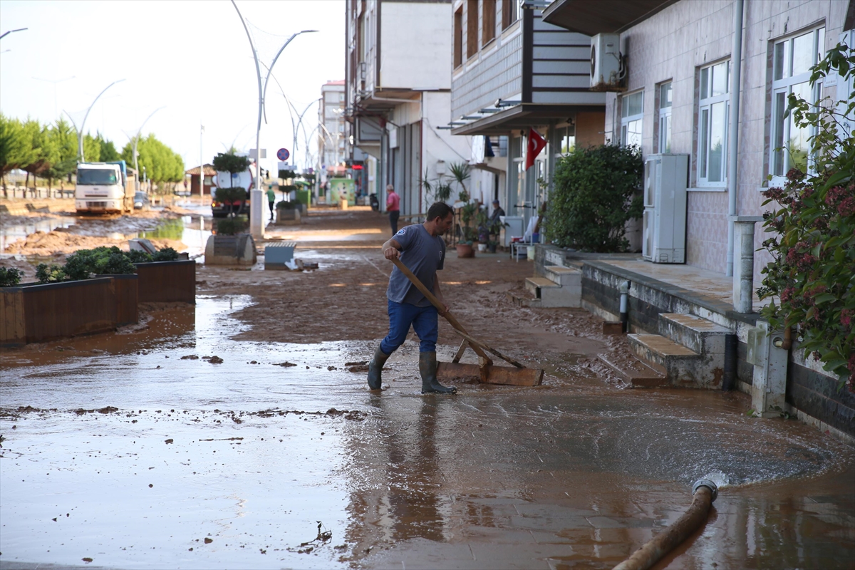 İyidere Belediye Başkanı Saffet Mete: Selde 12 araç, 21 iş yeri zarar gördü