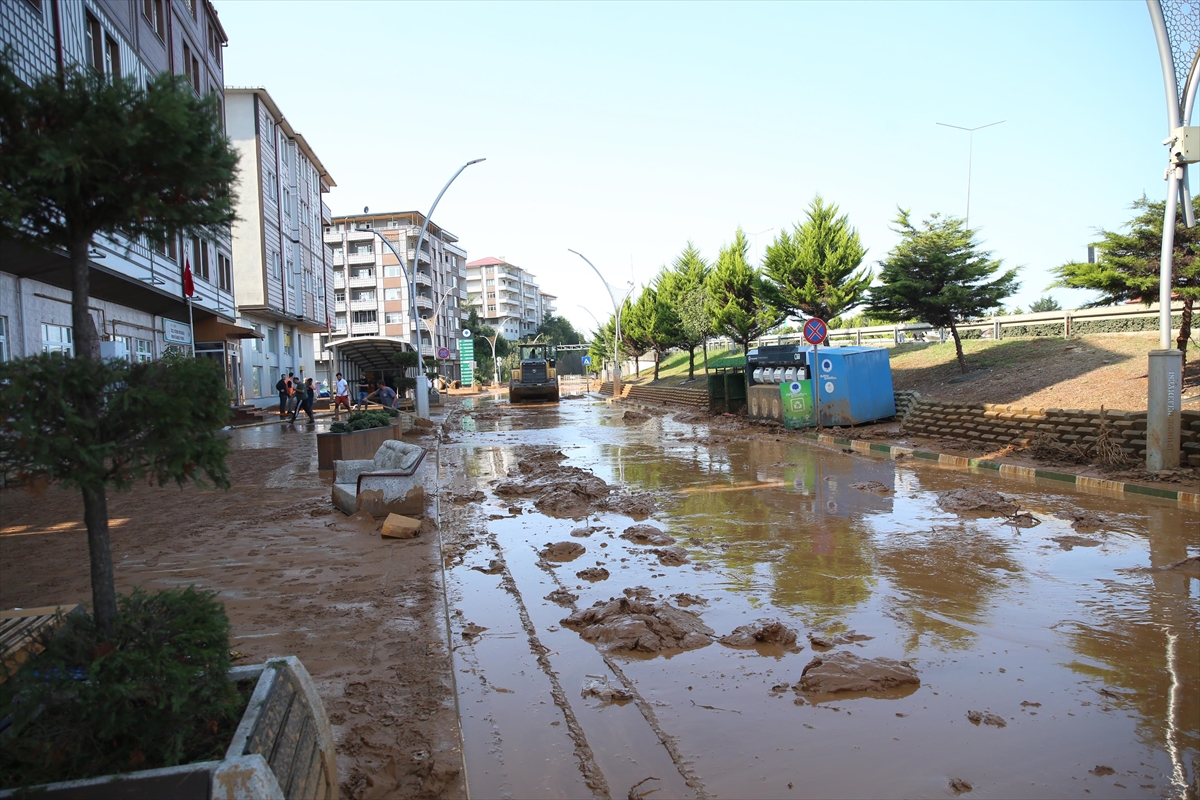 İyidere Belediye Başkanı Saffet Mete: Selde 12 araç, 21 iş yeri zarar gördü