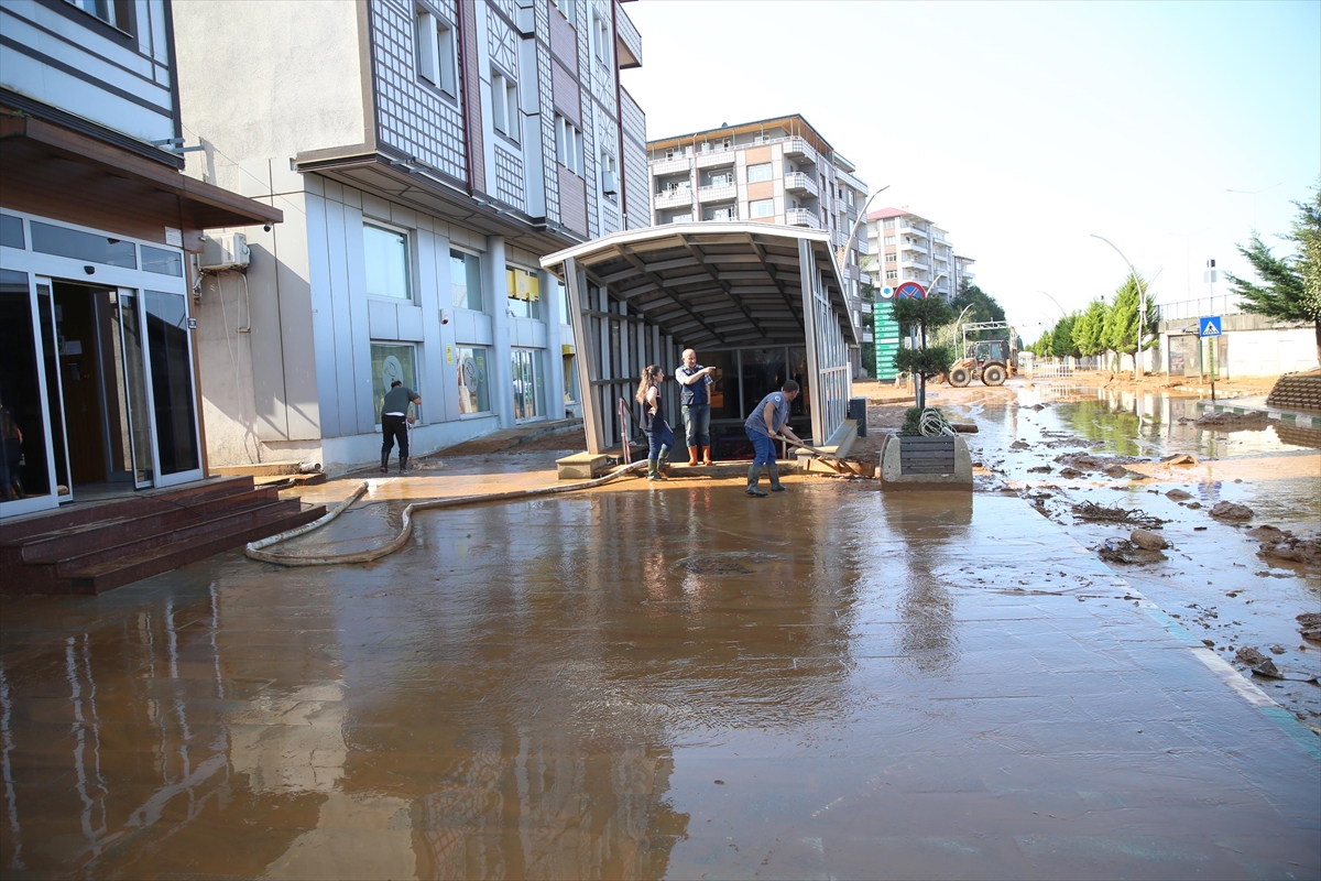 İyidere Belediye Başkanı Saffet Mete: Selde 12 araç, 21 iş yeri zarar gördü