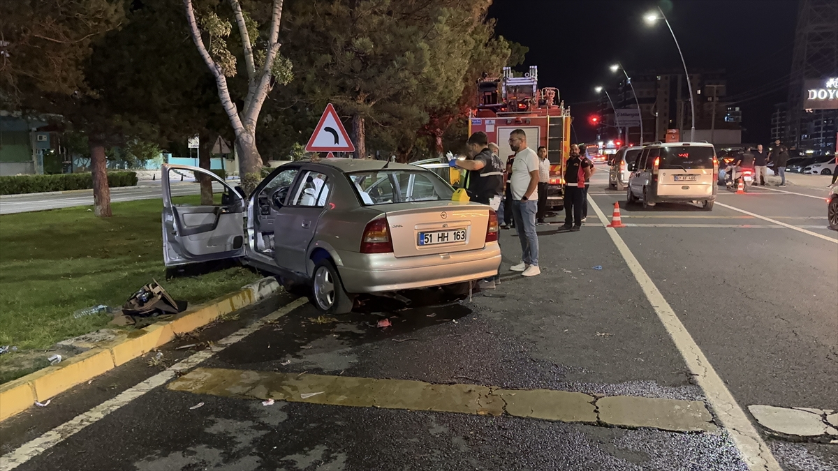 Niğde'de otomobil refüje çarptı: 2'si ağır 4 yaralı