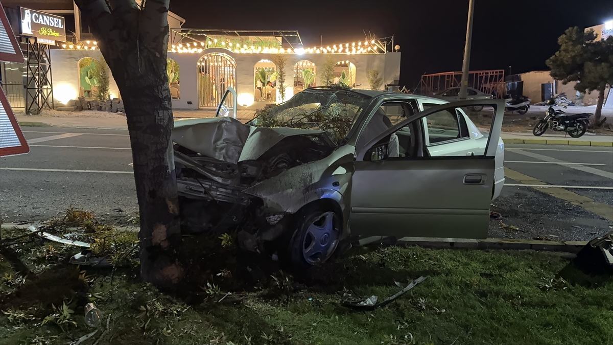Niğde'de otomobil refüje çarptı: 2'si ağır 4 yaralı